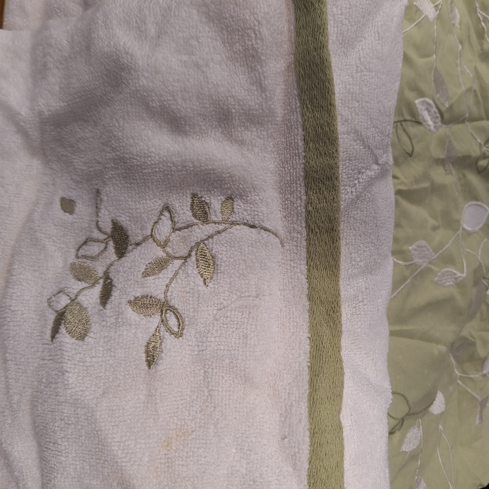 Ceramic bathroom set with matching shower curtain and decorative towels - Picture 4 of 6